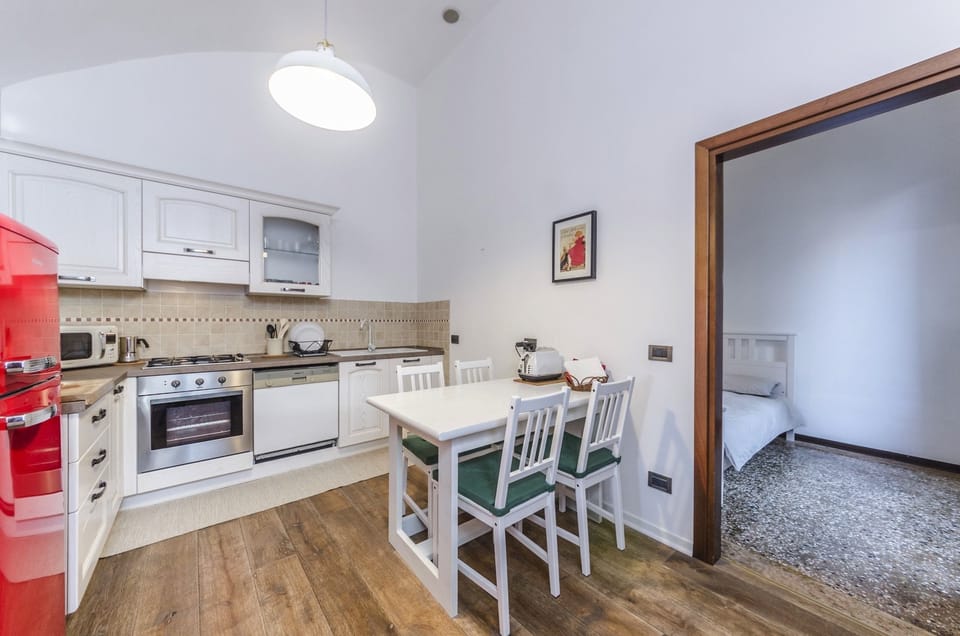 Duplex, 3 Bedrooms | Private kitchen | Full-size fridge, microwave, oven, stovetop