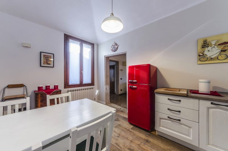 Duplex, 3 Bedrooms | Private kitchen | Full-size fridge, microwave, oven, stovetop