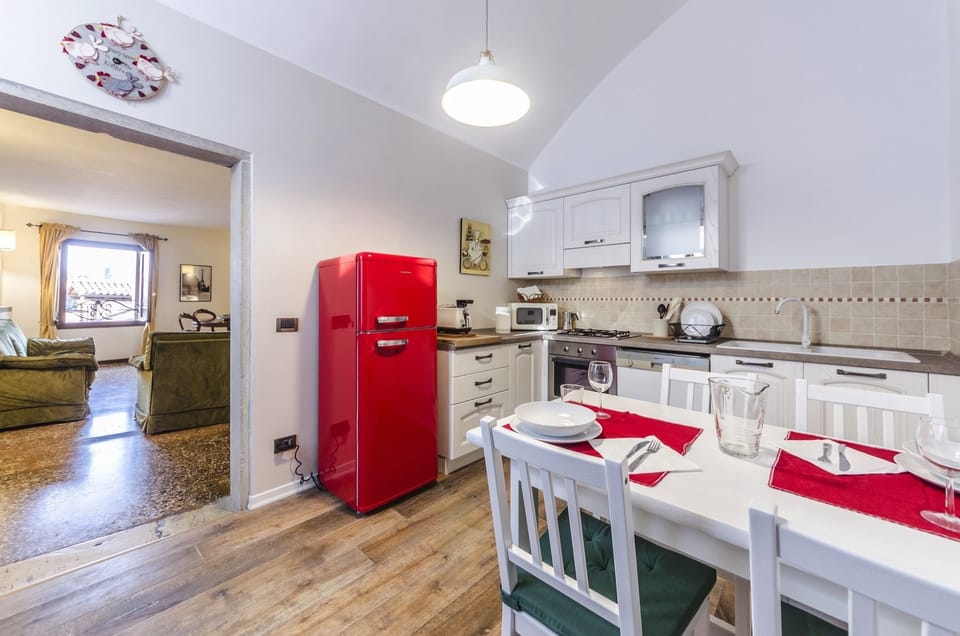 Duplex, 3 Bedrooms | Private kitchen | Full-size fridge, microwave, oven, stovetop