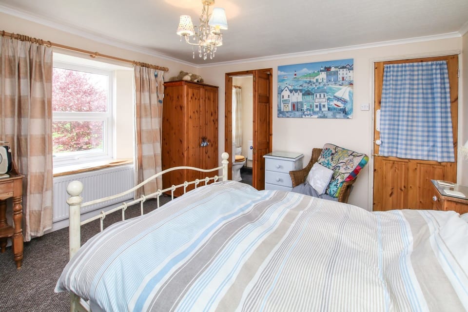 Kayleigh Room, Ensuite | Premium bedding, desk, iron/ironing board, free WiFi