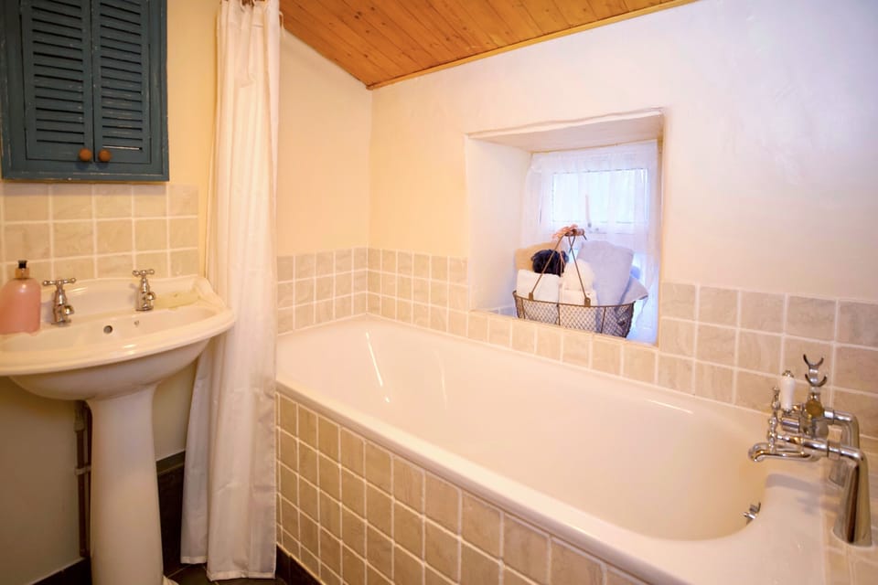 The Old Bathroom, Ensuite | Bathroom | Free toiletries, hair dryer, towels