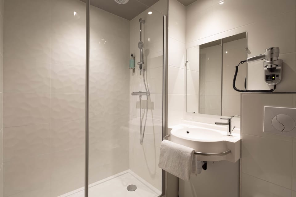 Shower, free toiletries, hair dryer, towels