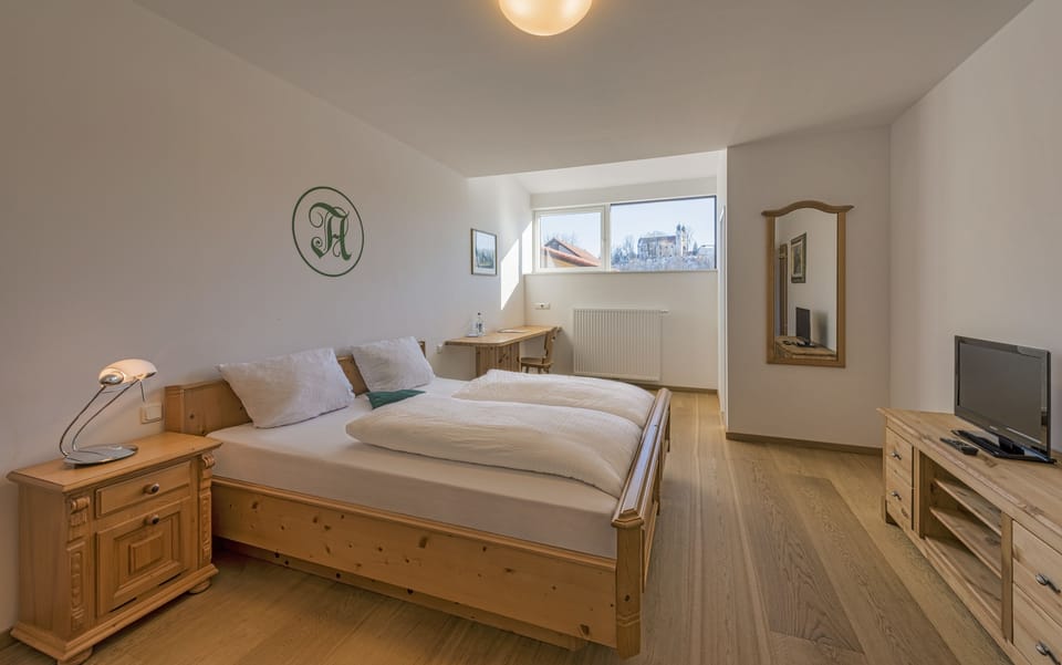 Double Room | Desk, cribs/infant beds, rollaway beds, free WiFi