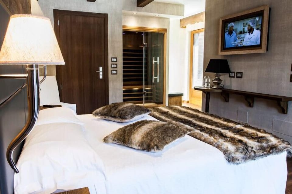 Junior Suite | In-room safe, desk, bed sheets