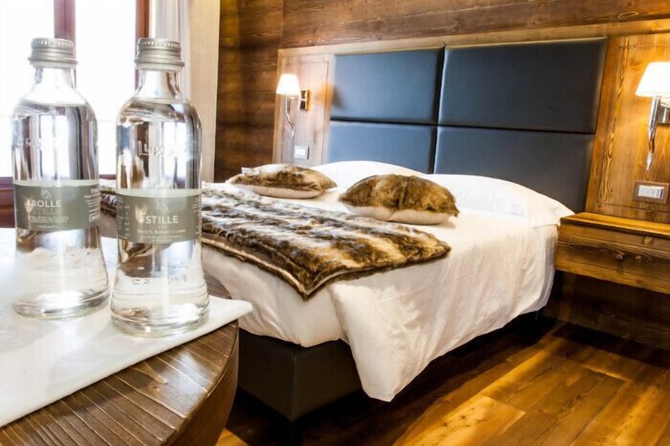 Junior Suite | In-room safe, desk, bed sheets