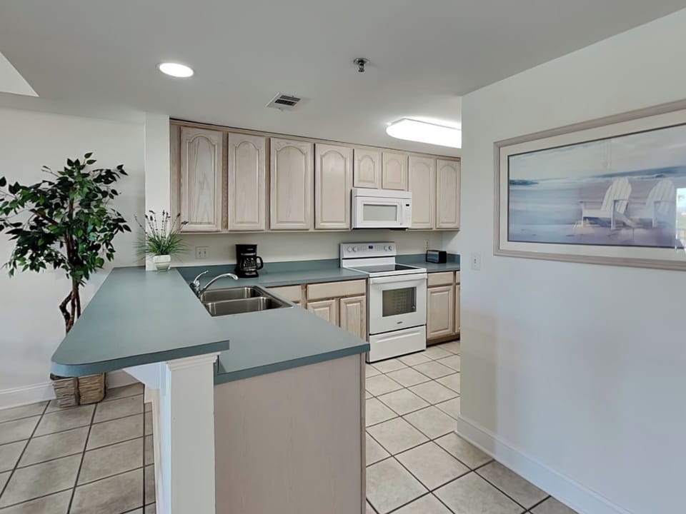 Full Kitchen w. Convenient Breakfast Bar