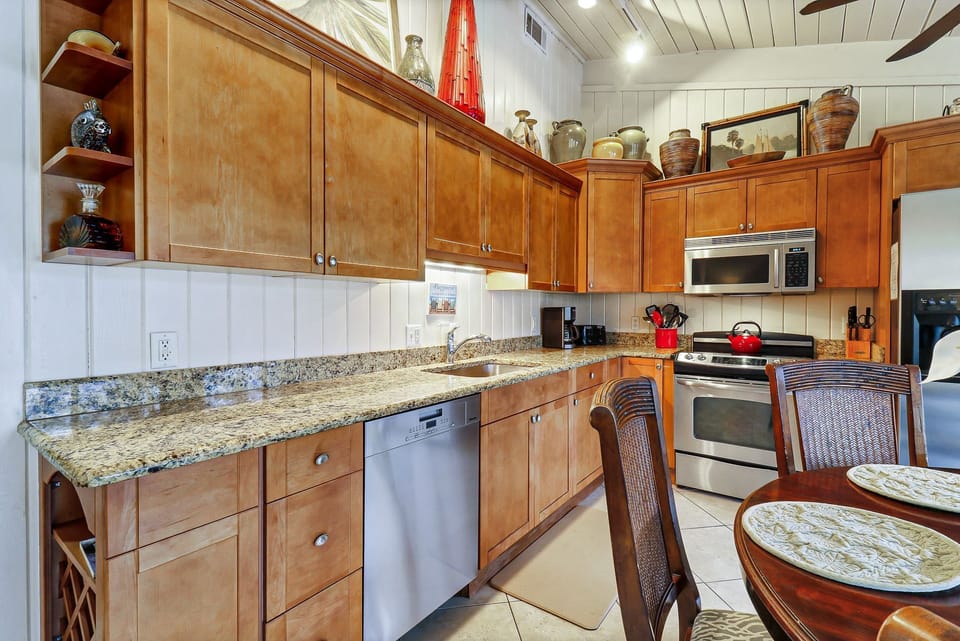 Kitchen with wooden cabinets and stainless steel appliances - Wooden cabinets with stainless steel appliances