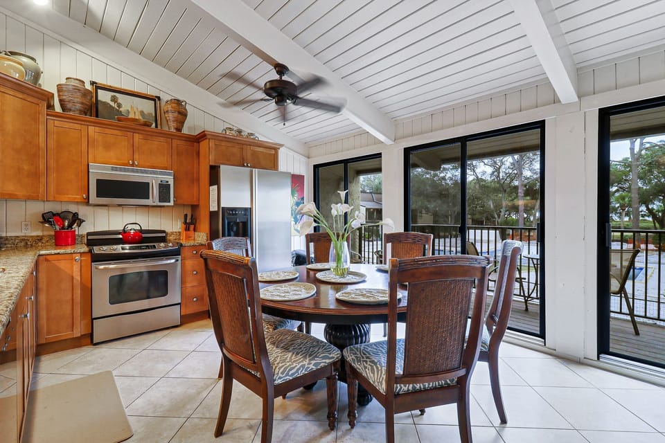 Kitchen - Dinning table/kitchen area