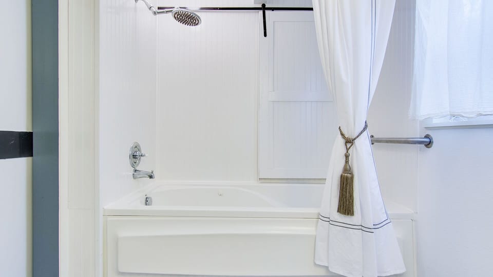 Enjoy a bath in our Jacuzzi, bath products provided! 