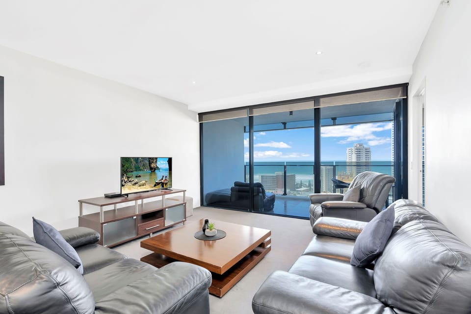 Open-plan living room opens onto a lookout over the city and the ocean ⭐️