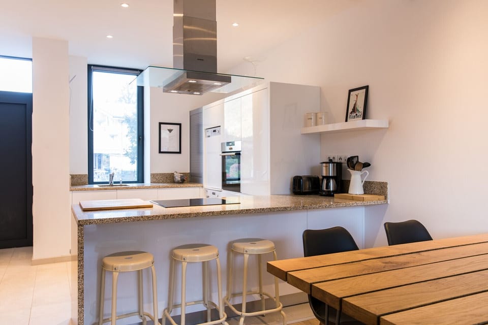 Breakfast bar and large dining table