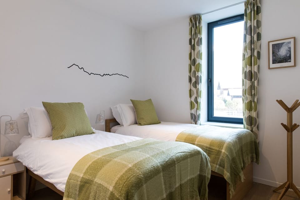 Bedroom 2, flexible double or twin room