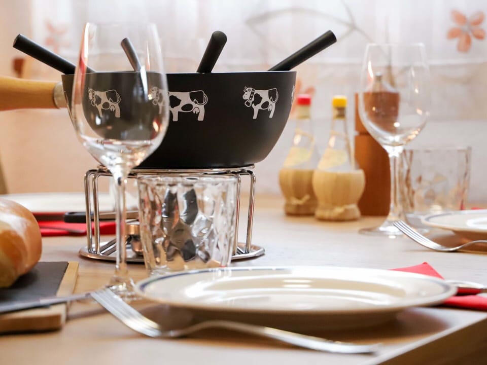 Tableware, Dishware, Drinkware, Stemware, Table, Barware, Plate, Bottle, Serveware