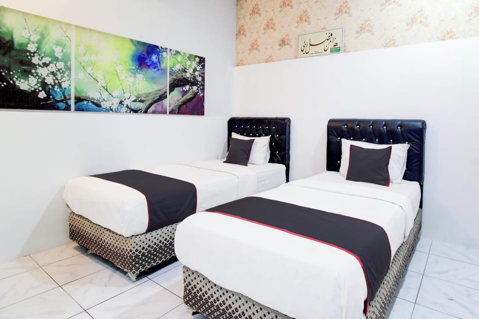 Deluxe Twin Room, 2 Twin Beds, Non Smoking | Desk, laptop workspace, free WiFi