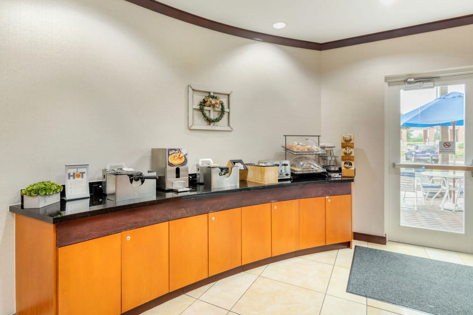 Free continental breakfast on weekends