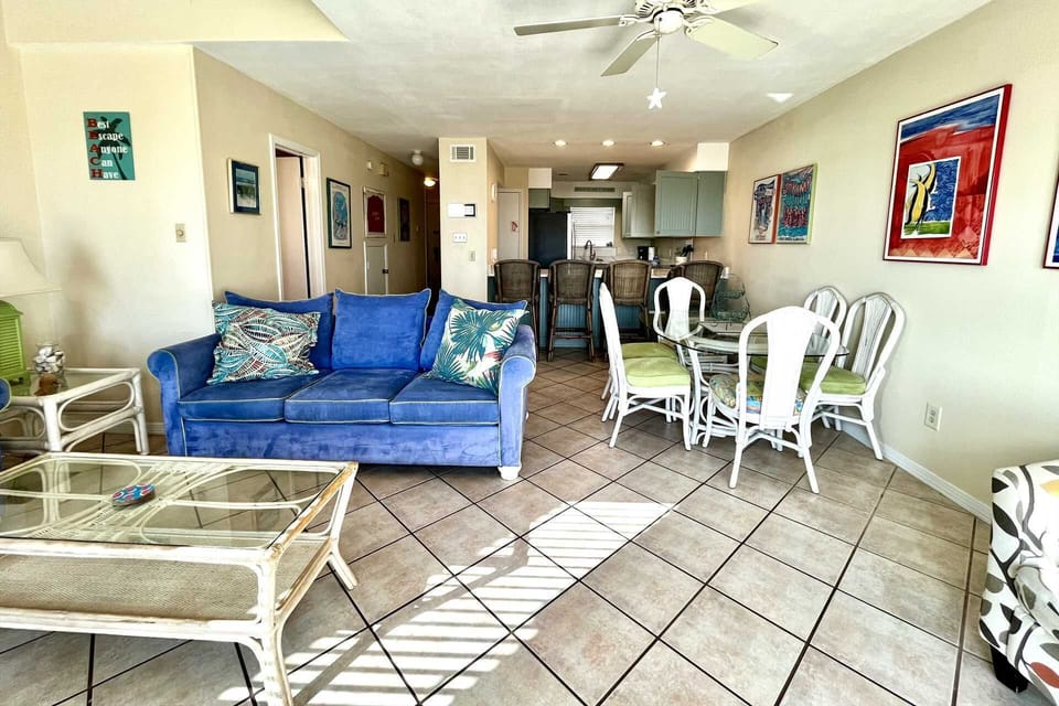 Ocean Reef 802 - Open, spacious living area