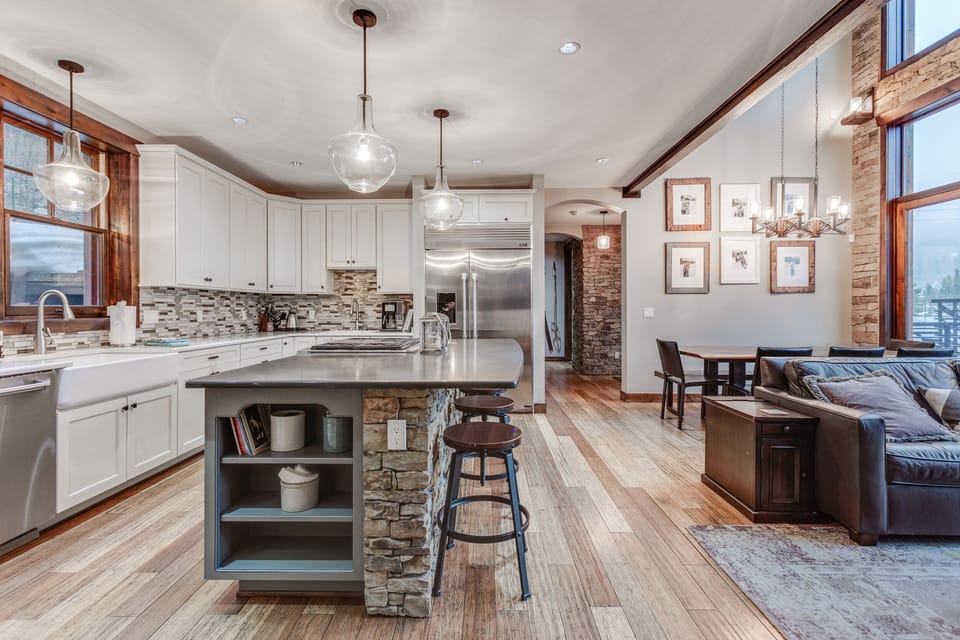 Well equipped gourmet chef's kitchen with modern high-end appliances, double ovens, massive fridge, and island seating for 4.
