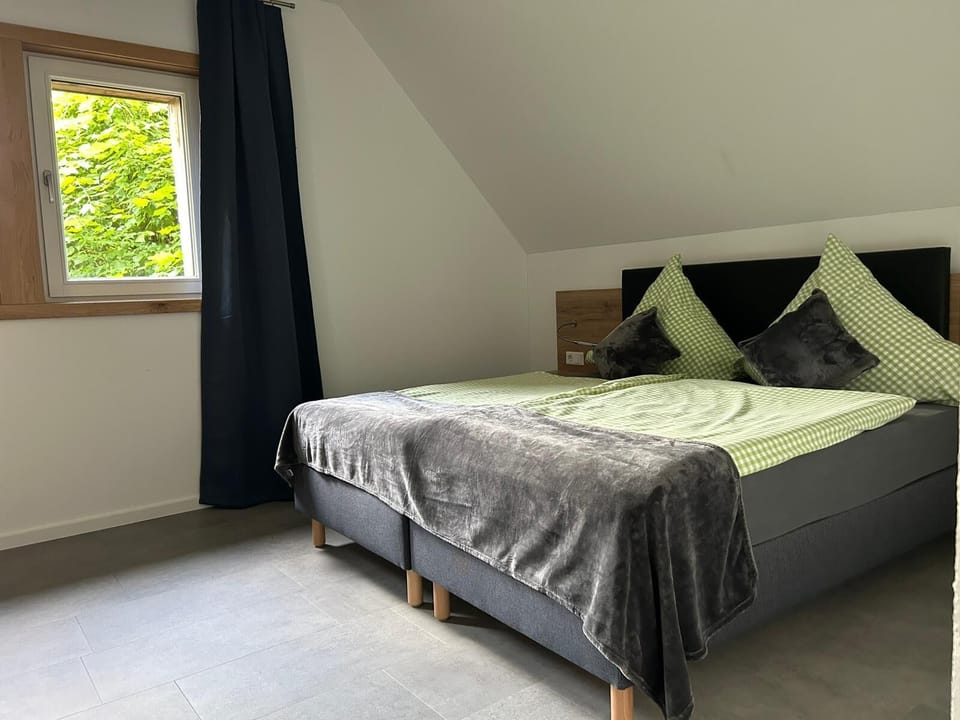 Familienstudio (Sehnsucht) | Premium bedding, individually decorated, individually furnished, desk