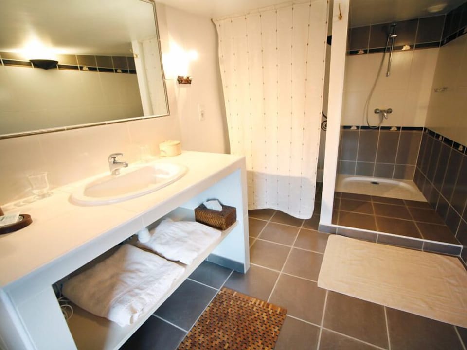 Family Suite, Garden View | Bathroom shower