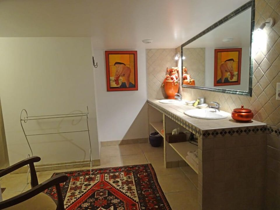 Double Room, Courtyard View (Tilleul) | Bathroom sink