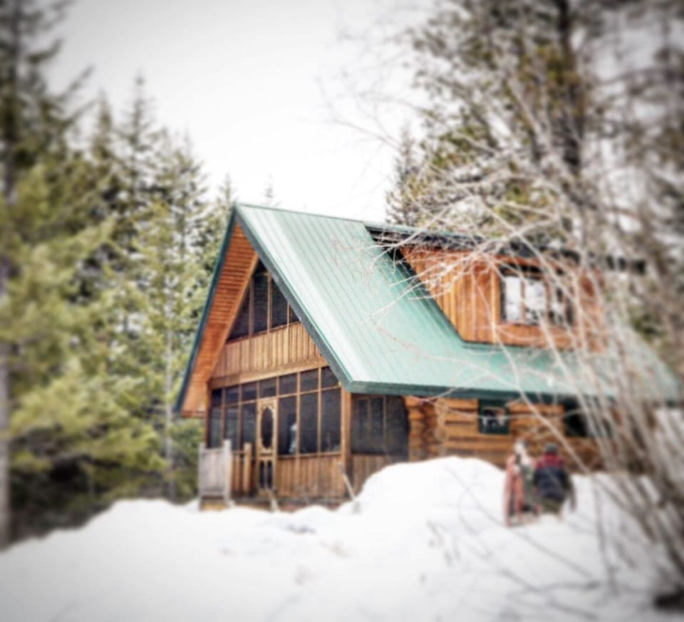 Ski Cabin 10 min from Larch Hills Nordic trail system.