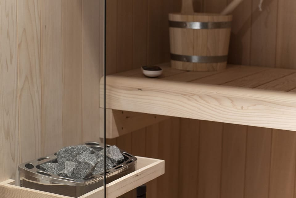 Suite Luxury Sauna Jacuzzi | Bathroom amenities | Free toiletries, hair dryer, slippers, bidet