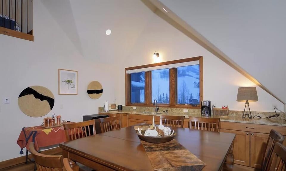 The perfect table for snacks and a board game
