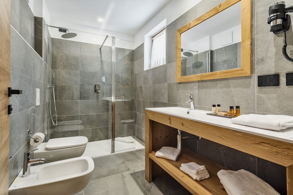 Suite Queen Deluxe Tofana | Bathroom | Shower, hair dryer, bathrobes, slippers