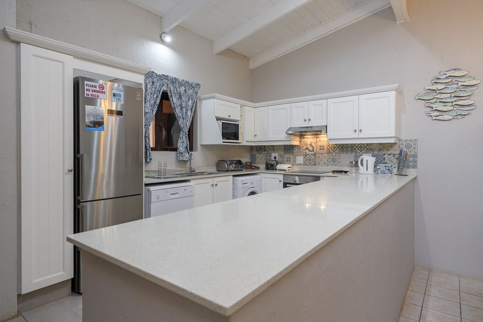Classic Villa, 2 Bedrooms, Non Smoking, Lagoon View | Private kitchen | Electric kettle