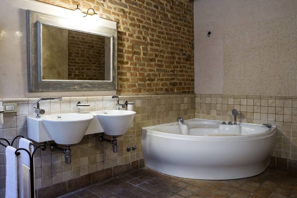 Deluxe Room | Bathroom | Shower, free toiletries, hair dryer, slippers
