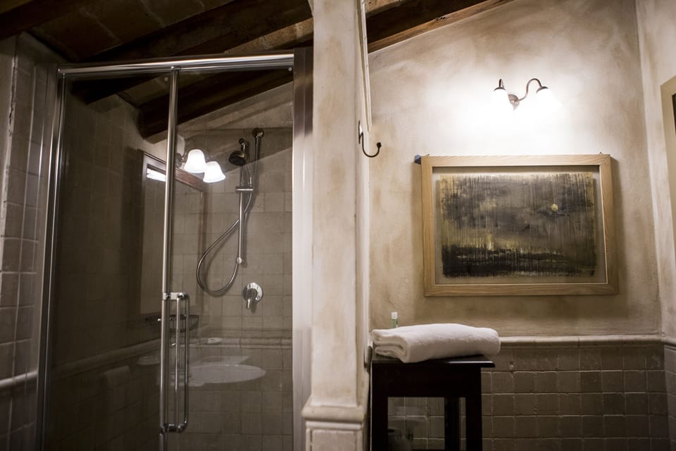 Superior Room | Bathroom | Shower, free toiletries, hair dryer, slippers