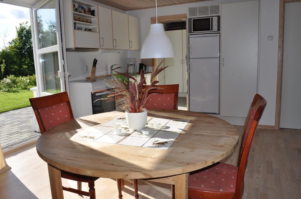 Full-size fridge, microwave, oven, stovetop