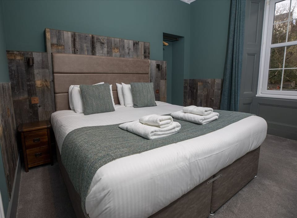 Superior Double Room, 1 King Bed | Premium bedding, blackout drapes, iron/ironing board, free WiFi