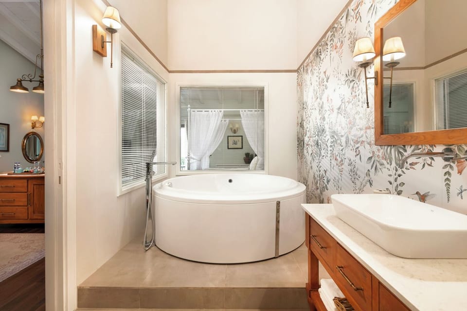Luxury Room | Minibar, in-room safe, desk, soundproofing