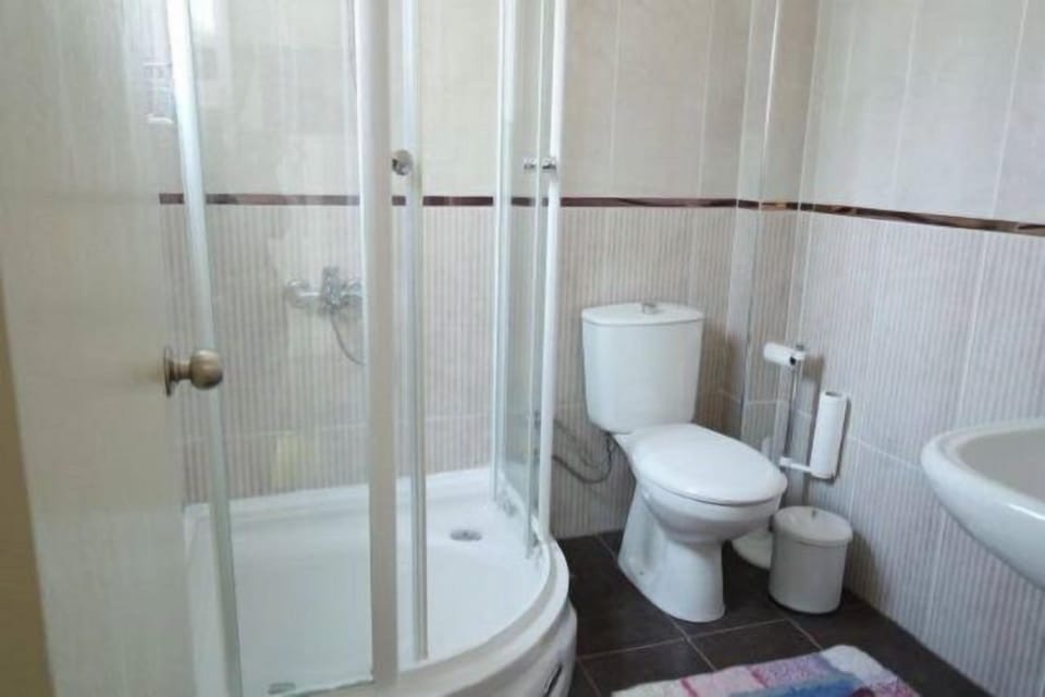 Superior Twin Room, Non Smoking, Garden View | Bathroom | Shower, free toiletries, hair dryer, slippers