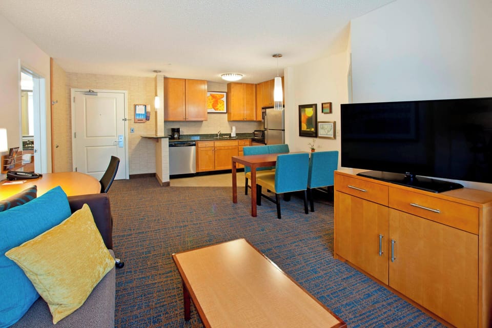 Suite, 2 Bedrooms | Living area | Smart TV, Netflix