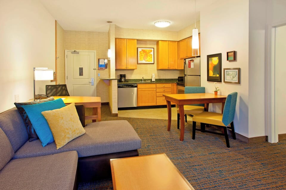 Suite, 1 Bedroom | Living area | Smart TV, Netflix