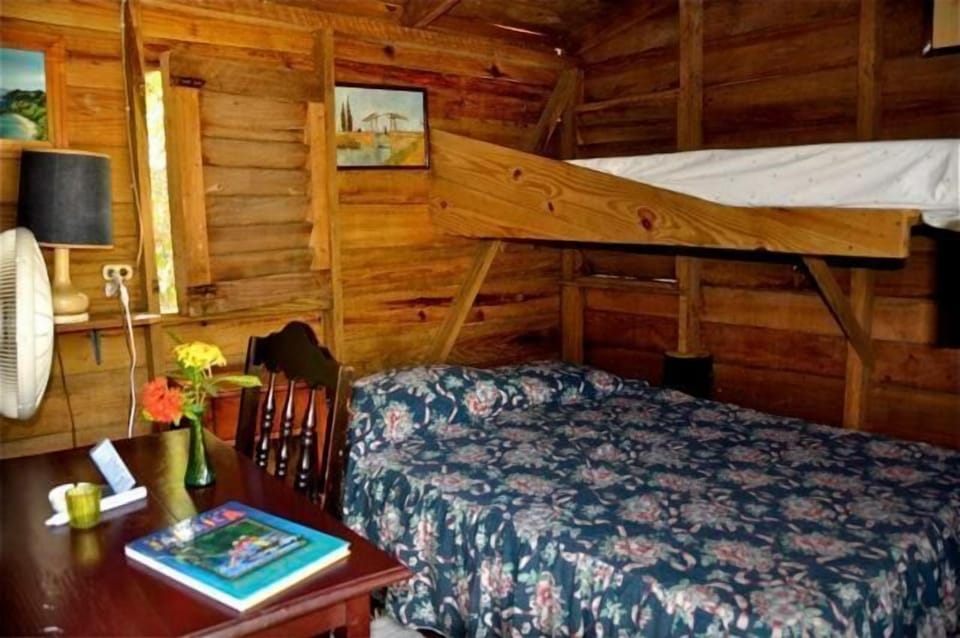 Memory foam beds, WiFi (free), bed sheets