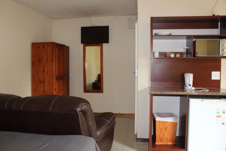 Room (#07) | Private kitchenette | Coffee/tea maker