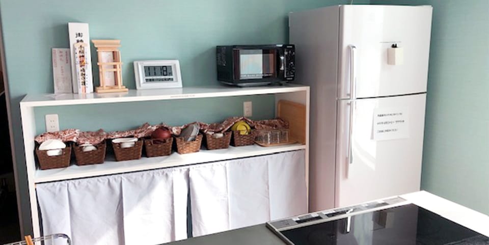 Full-size fridge, microwave, stovetop, cookware/dishes/utensils
