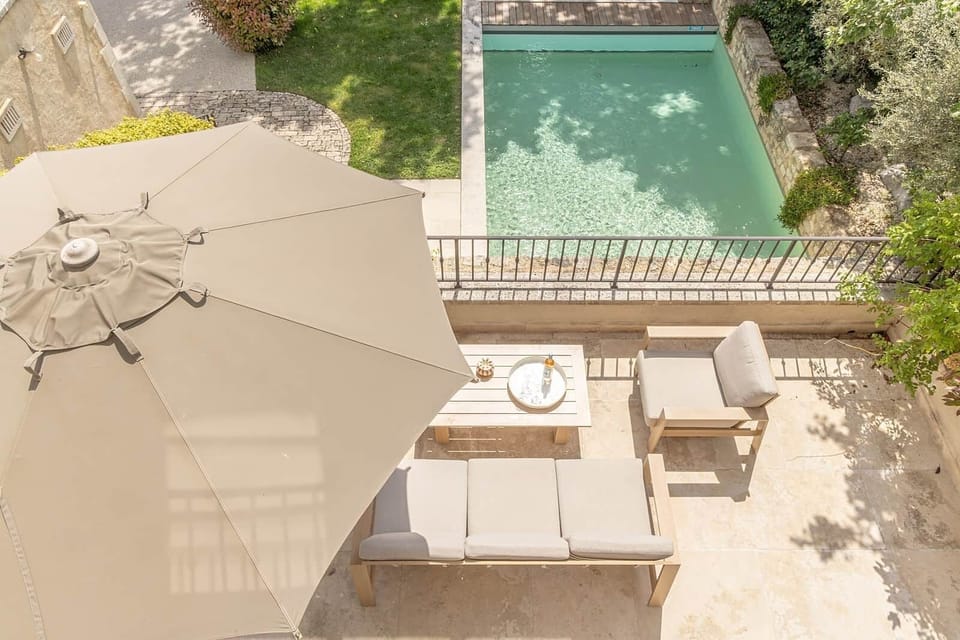 Vue aerienne terrasse piscine salon exterieur jardin bastide du couchant saint remy de provence