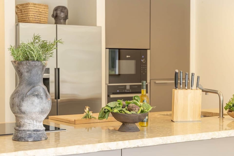 Cuisine ilot marbre vase ceramique herbes artichauds bastide du couchant saint remy de provence