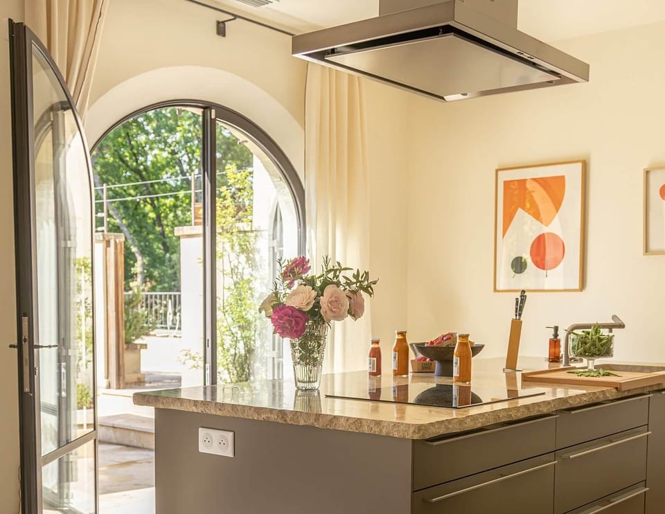 Cuisine ilot arche roses lumiere bastide du levant saint remy de provence