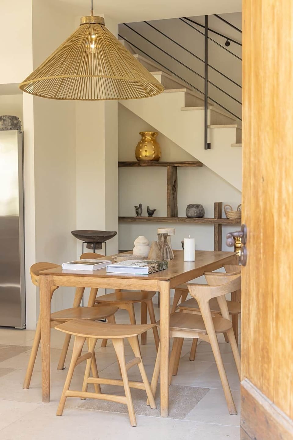 Salle manger table chene suspension rotin bastide du levant saint remy de provence