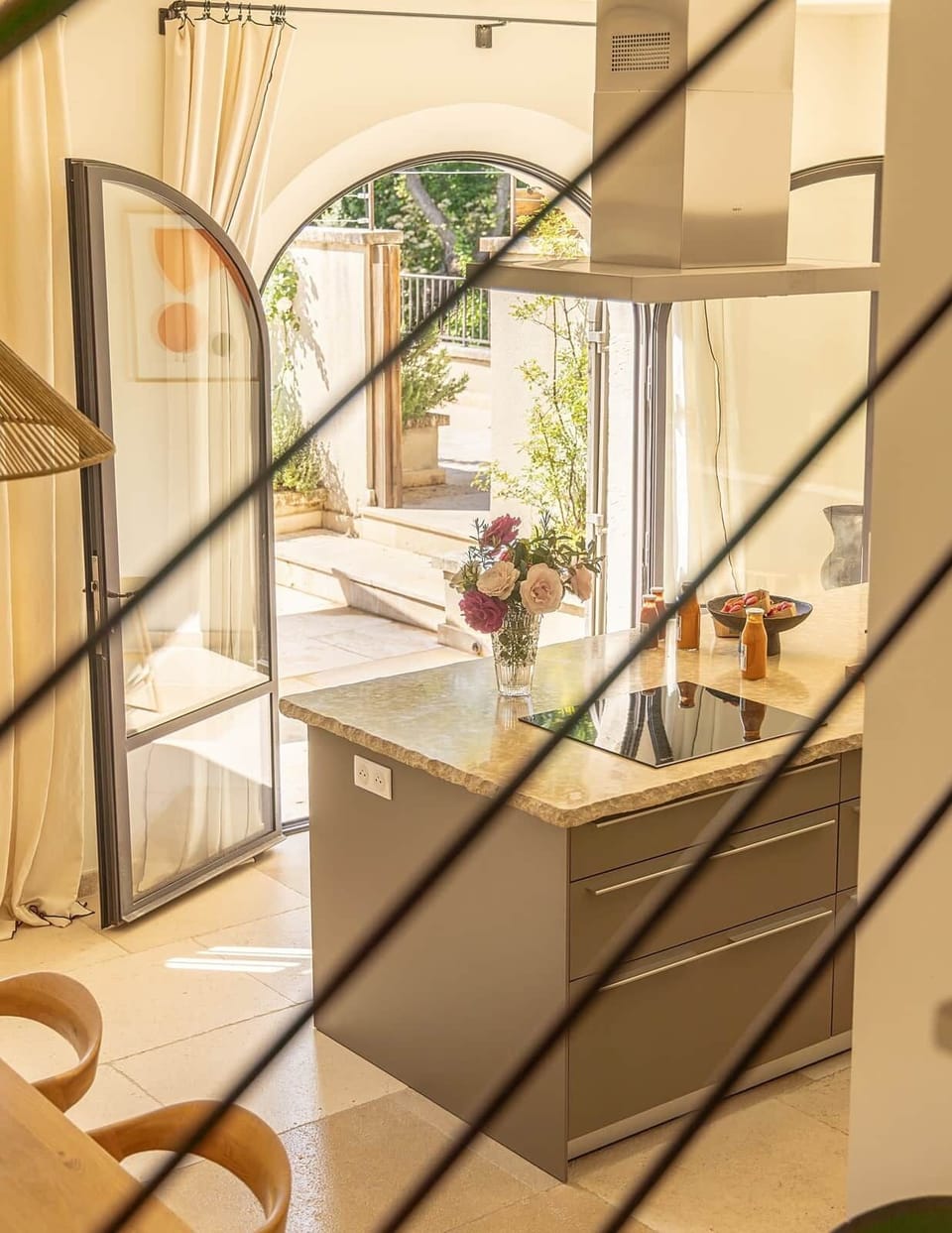 Cuisine ilot verriere reflets roses arche terrasse bastide du levant saint remy de provence