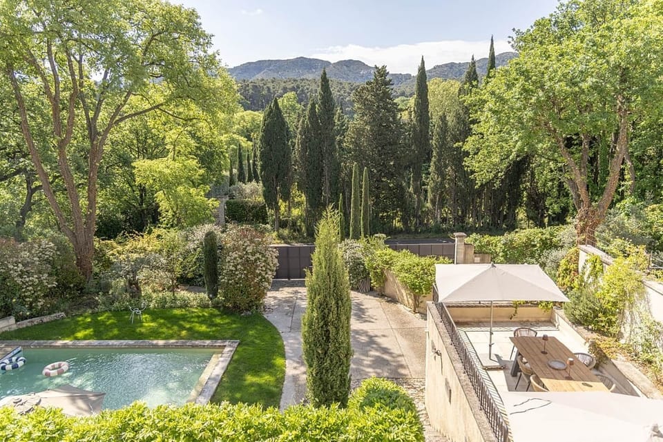 Vue alpilles jardin piscine bastide du couchant saint remy de provence