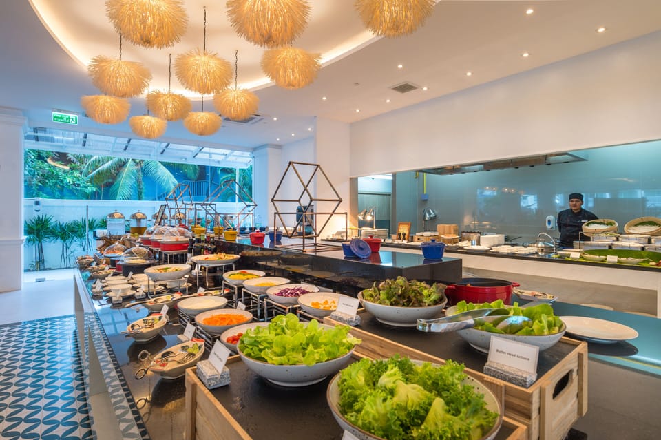 2 restaurants; breakfast, lunch, and dinner served
