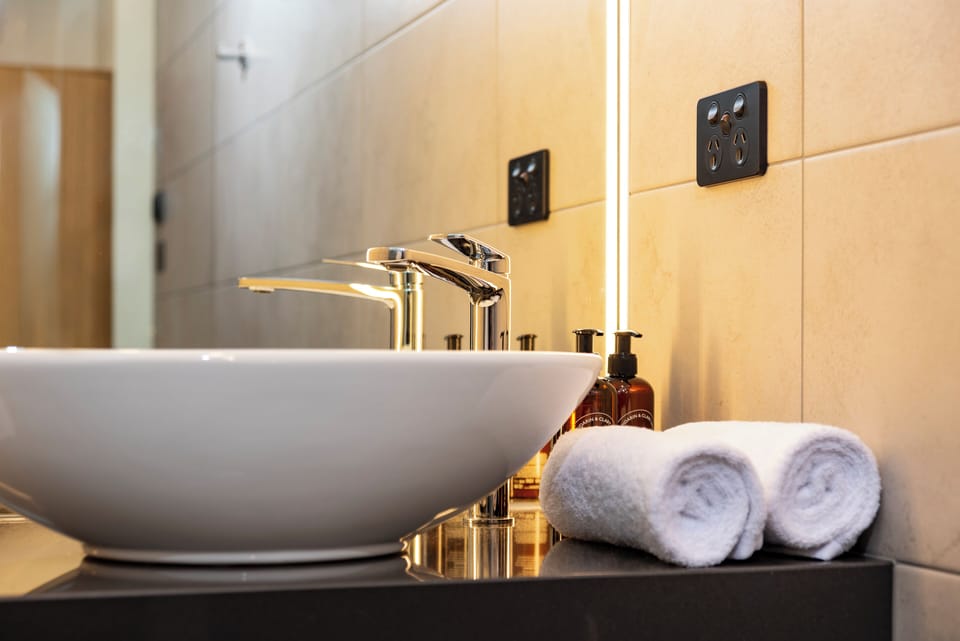 Courtyard Queen Room | Bathroom | Shower, rainfall showerhead, designer toiletries, hair dryer
