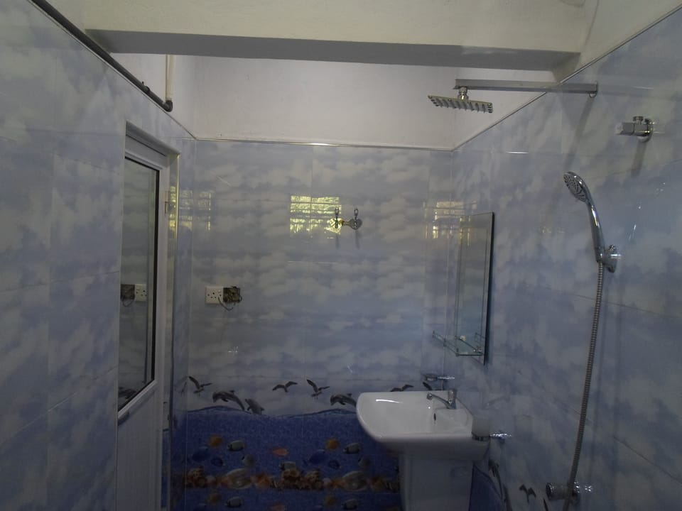 Comfort Double Room, 1 Queen Bed, Non Smoking, Lake View | Bathroom | Shower, bidet, towels