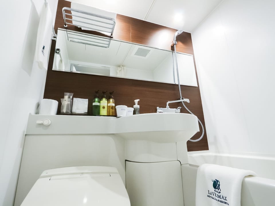Combined shower/tub, deep soaking tub, free toiletries, hair dryer